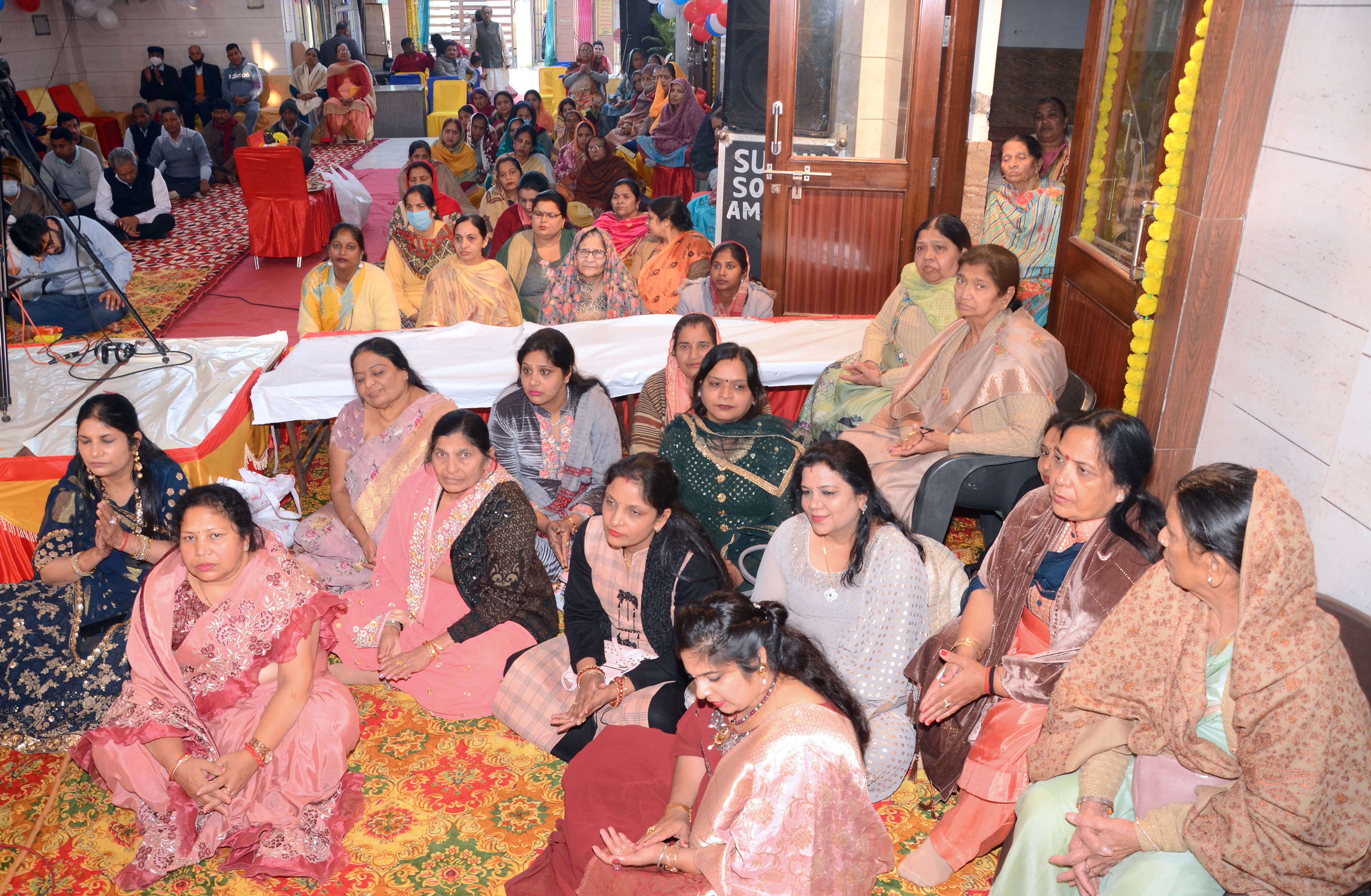 सिटी के सेक्टर दस स्थित श्री वैष्णो माता मंदिर में चली रही श्रीमद् भागवत कथा में उपस्थित भक्तजन।
