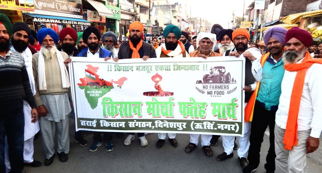 दिनेशपुर में फतह मार्च निकालते किसान।