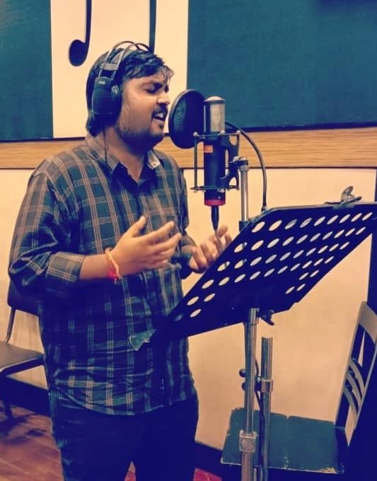 फोटो-19-जिले के गायक कलाकार अपूर्व भास्कर। संवाद फोटो-19-जिले के गायक कलाकार अपूर्व भास्कर। संवाद