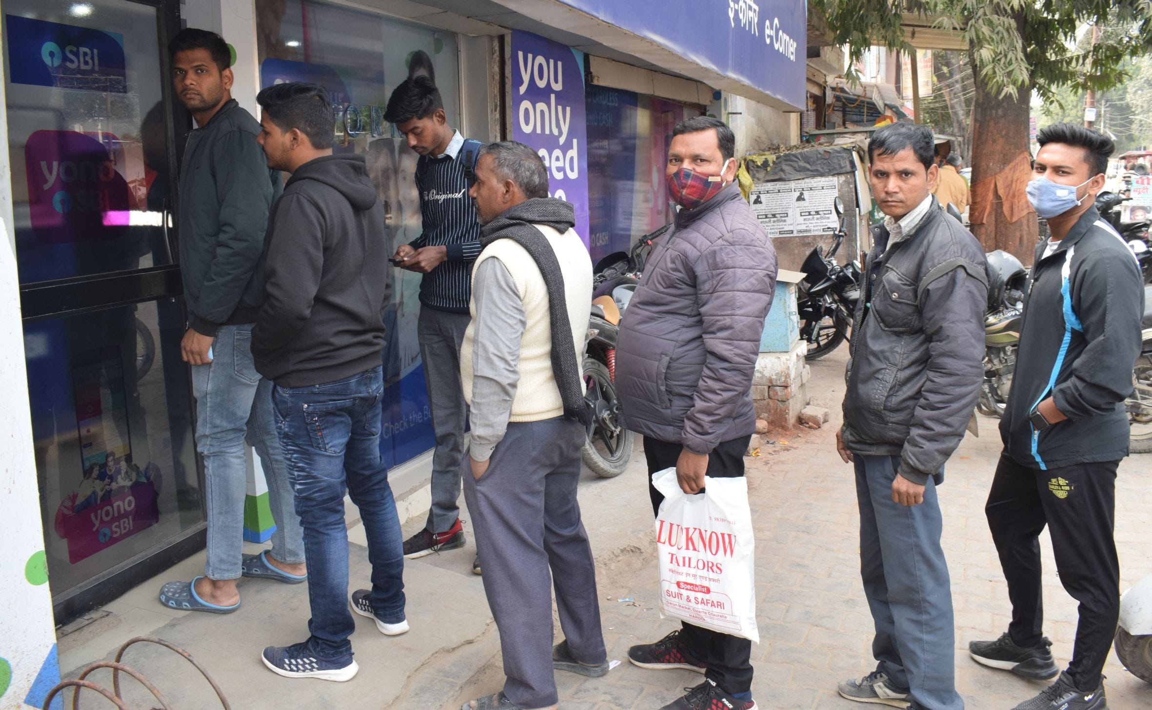 फोटो-3-स्टेट बैंक एटीएम के बाहर लगी लाइन। संवाद