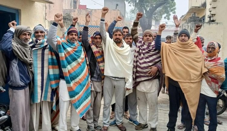 Penduduk desa Chhichhana memprotes tim yang pergi untuk membayar tagihan listrik