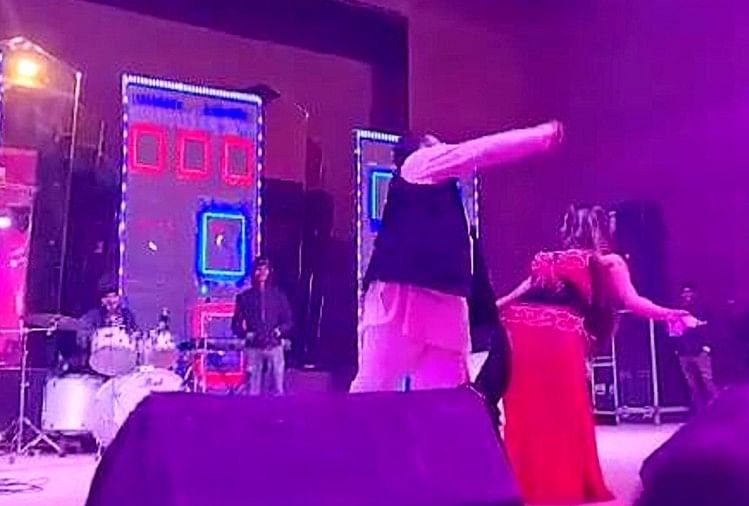 Gram Pradhan Dance Video virale avec une danseuse de bar à Firozabad