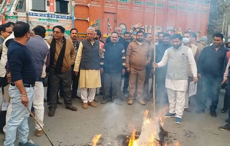 Patung Pemimpin Bisnis Banwari Lal Kanchhal Dibakar Oleh Agen