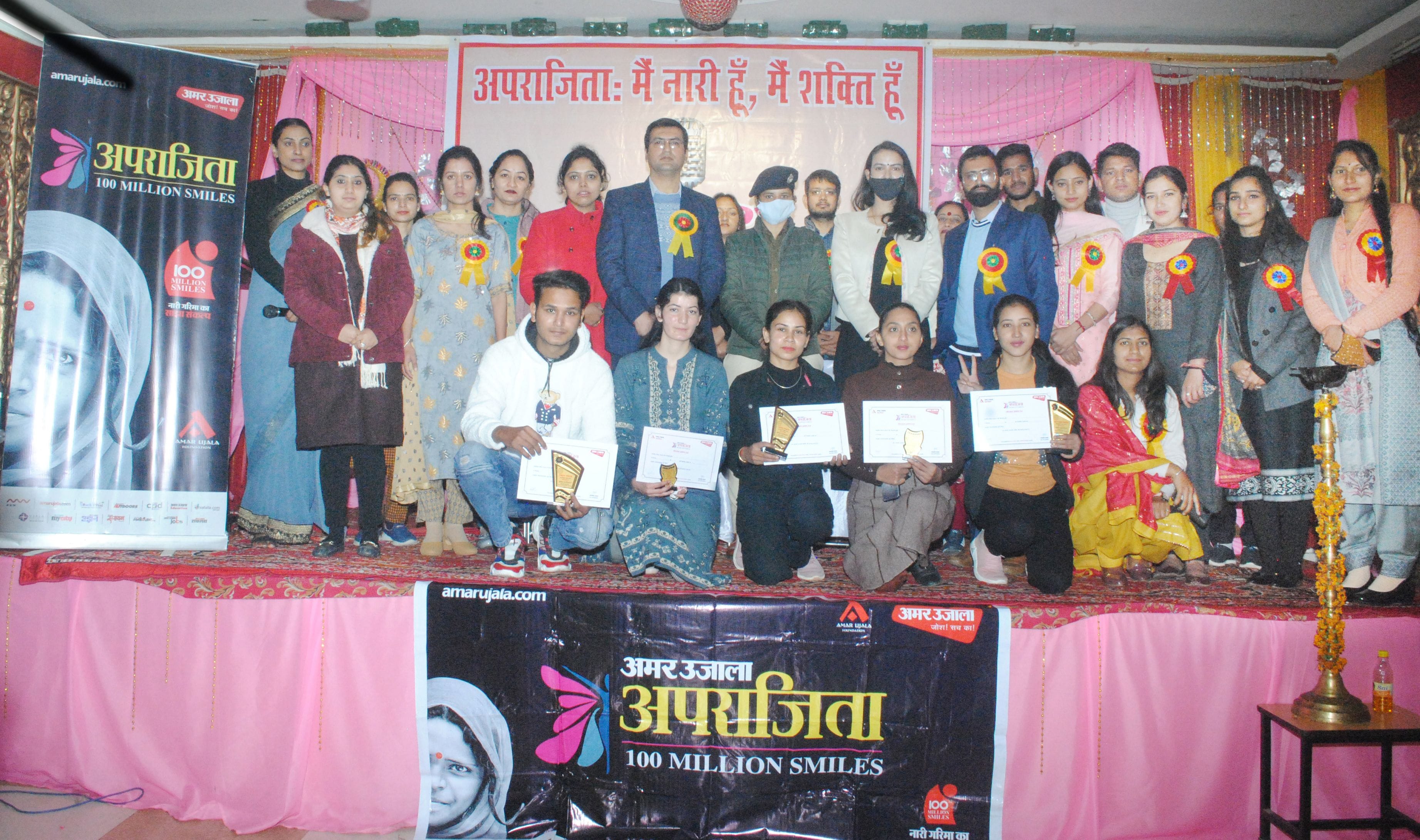 मंडी में अपराजिता कार्यक्रम में विजेता प्रतिभागी मुख्यतिथि एसपी शालिनी अग्निहोत्री के साथ। मंडी में अपराजिता कार्यक्रम में विजेता प्रतिभागी मुख्यतिथि एसपी शालिनी अग्निहोत्री के साथ।