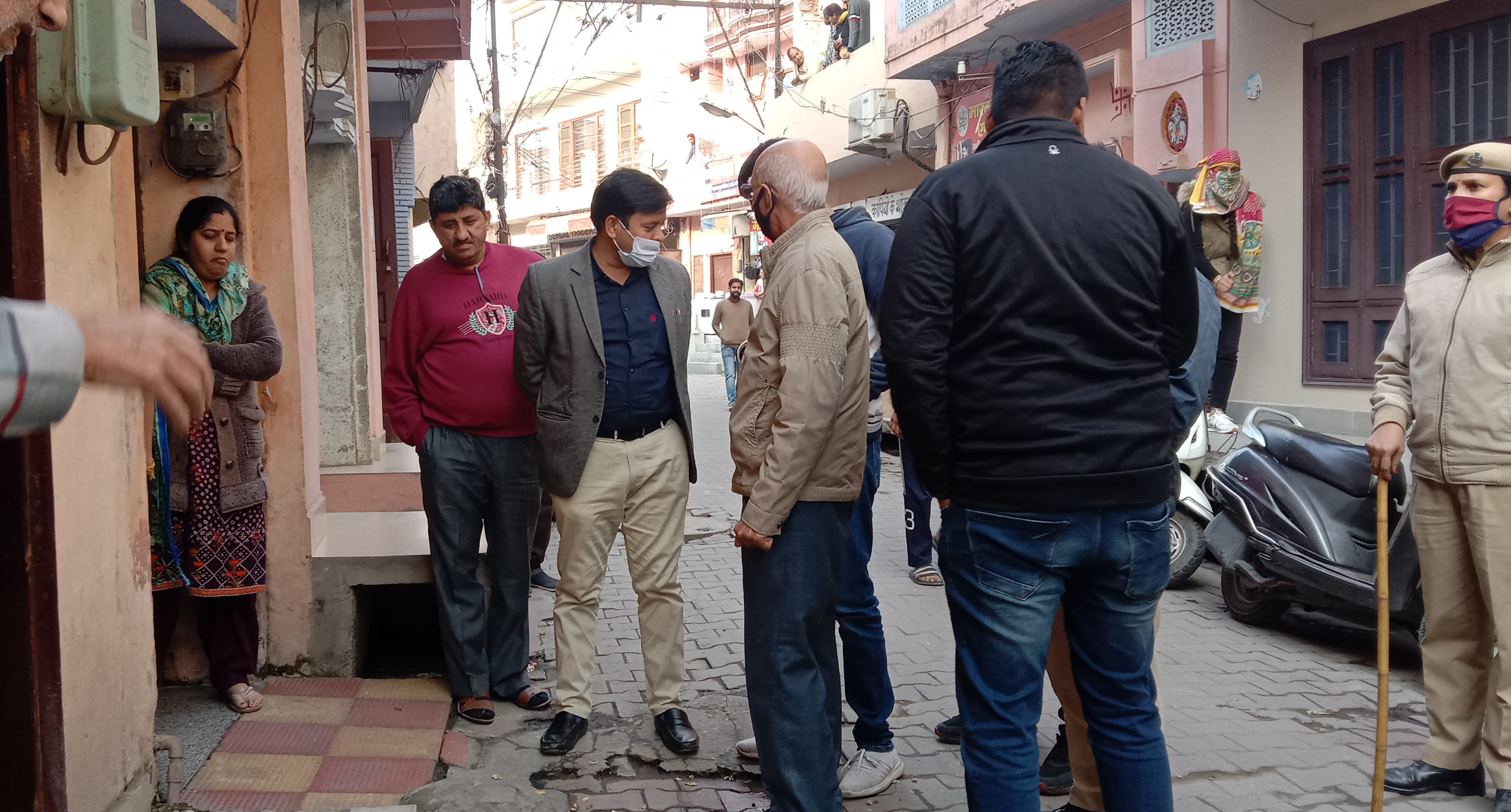 अंबाला शहर में अतिक्रमण हटाने पहुंची नगर निगम की टीम।