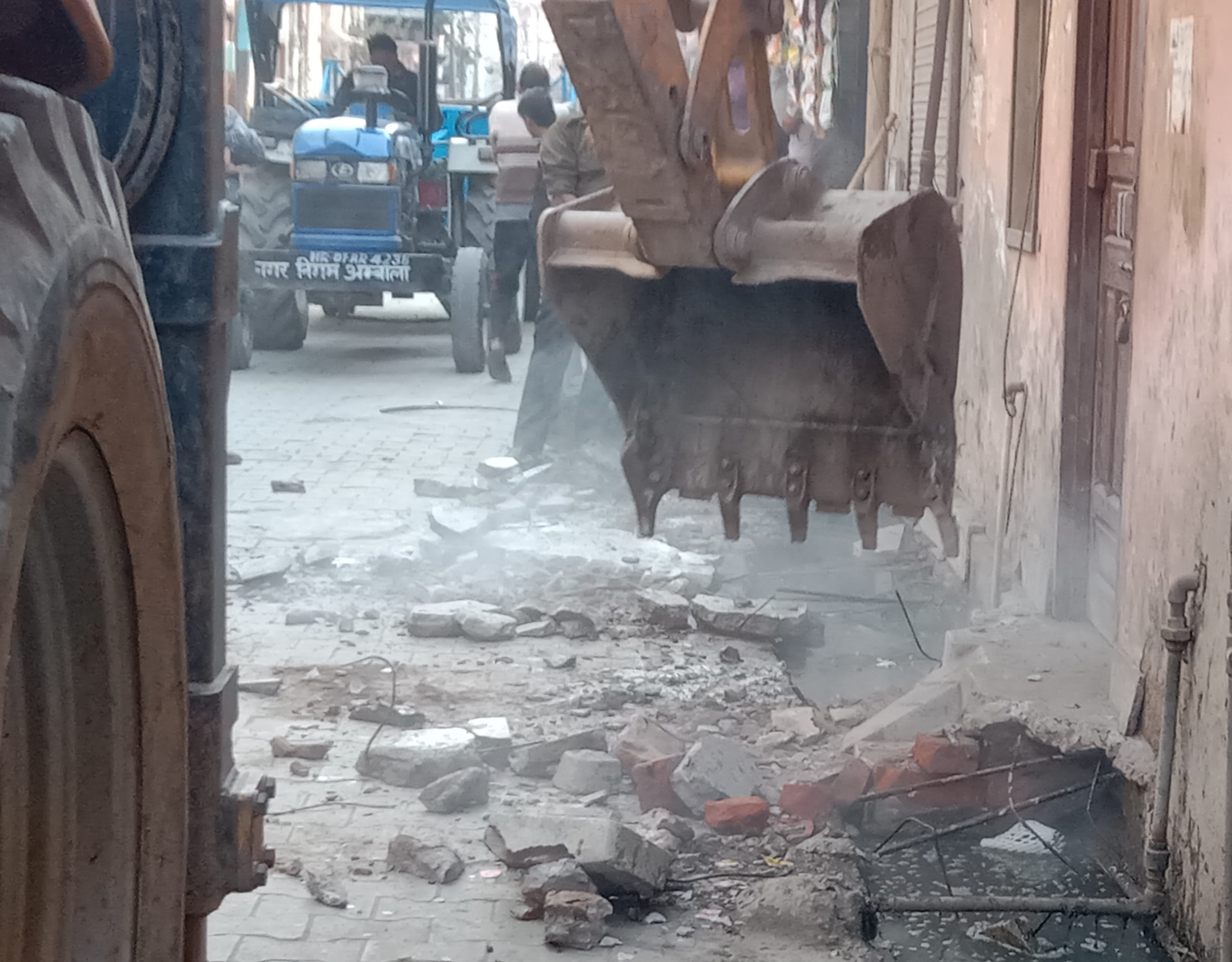 अंबाला शहर में थड़े को तोड़ती जेसीबी।