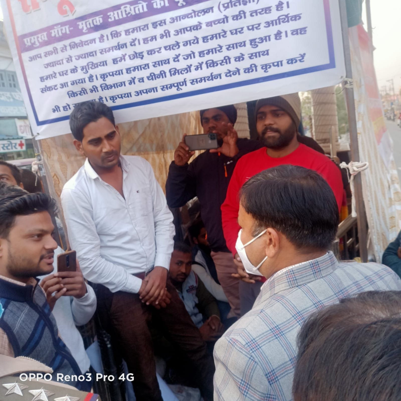 बाजपुर अनशनकारियों से वार्ता करते एसडीएमम आरसी तिवारी।