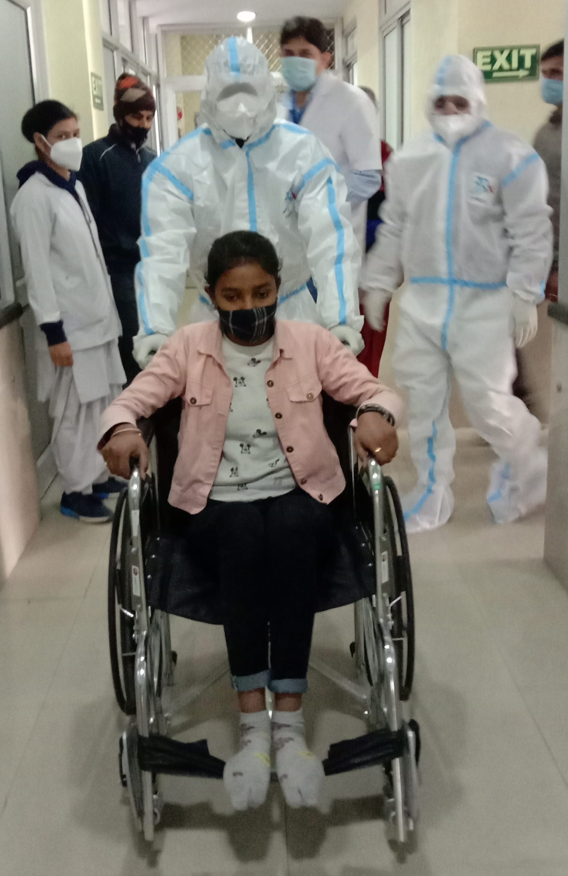 मरीज बनी खुशी को व्हील चेयर पर वार्ड में लेकर जाते स्वास्थ्यकर्मी। मरीज बनी खुशी को व्हील चेयर पर वार्ड में लेकर जाते स्वास्थ्यकर्मी।