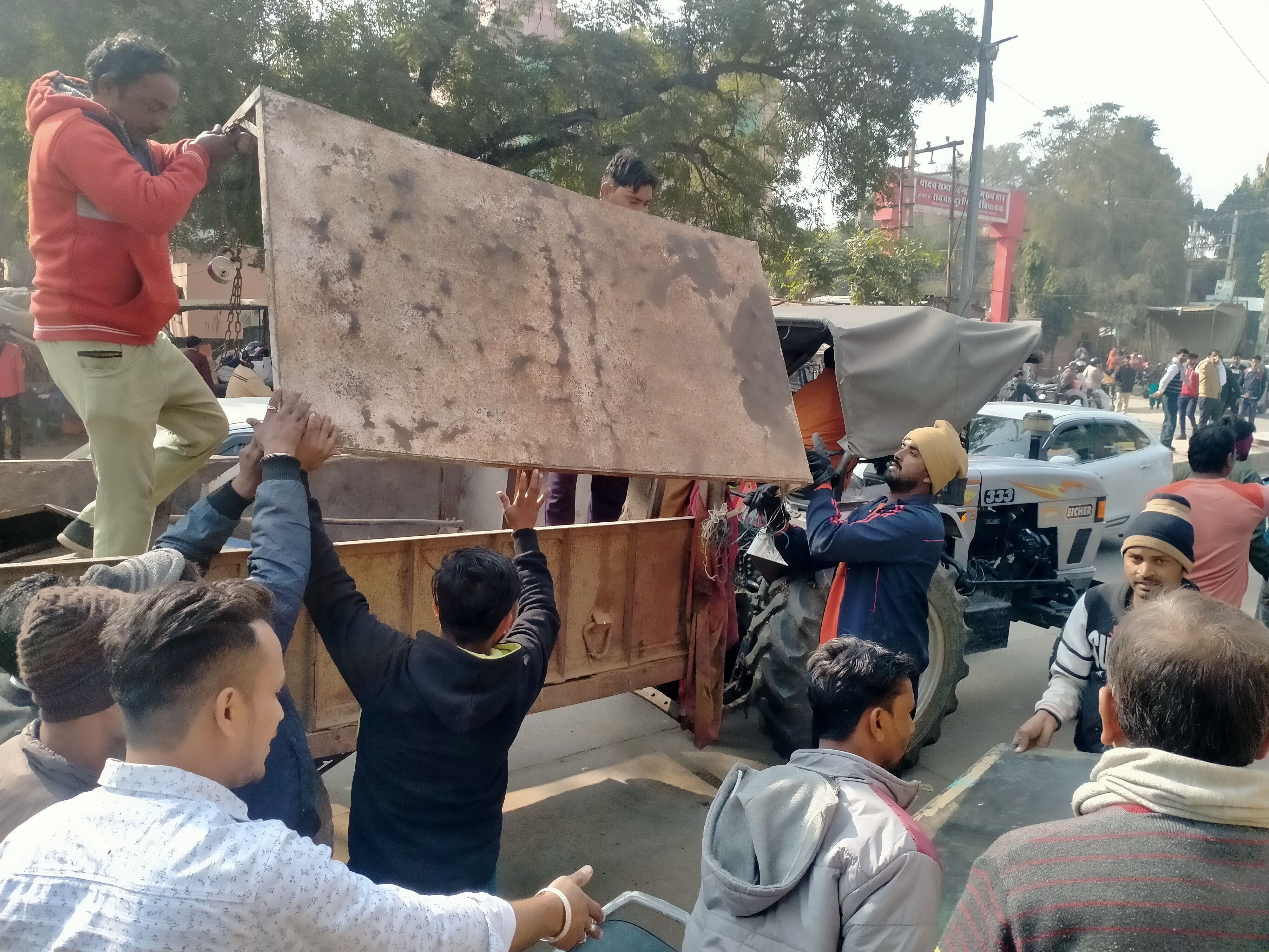  बेंच को ट्रॉली में डालते नपा कर्मचारी। संवाद