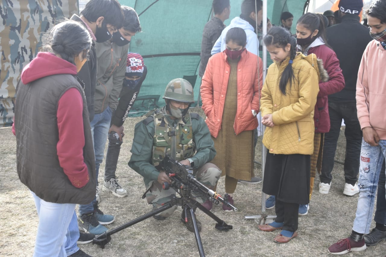 फोट..किश्तवाड़...स्वर्णिम विजय वर्ष मनाते हुए सेना की तरफ से किश्तवाड़ में भारत-पाक युद्ध के 50 साल प फोट..किश्तवाड़...स्वर्णिम विजय वर्ष मनाते हुए सेना की तरफ से किश्तवाड़ में भारत-पाक युद्ध के 50 साल प
