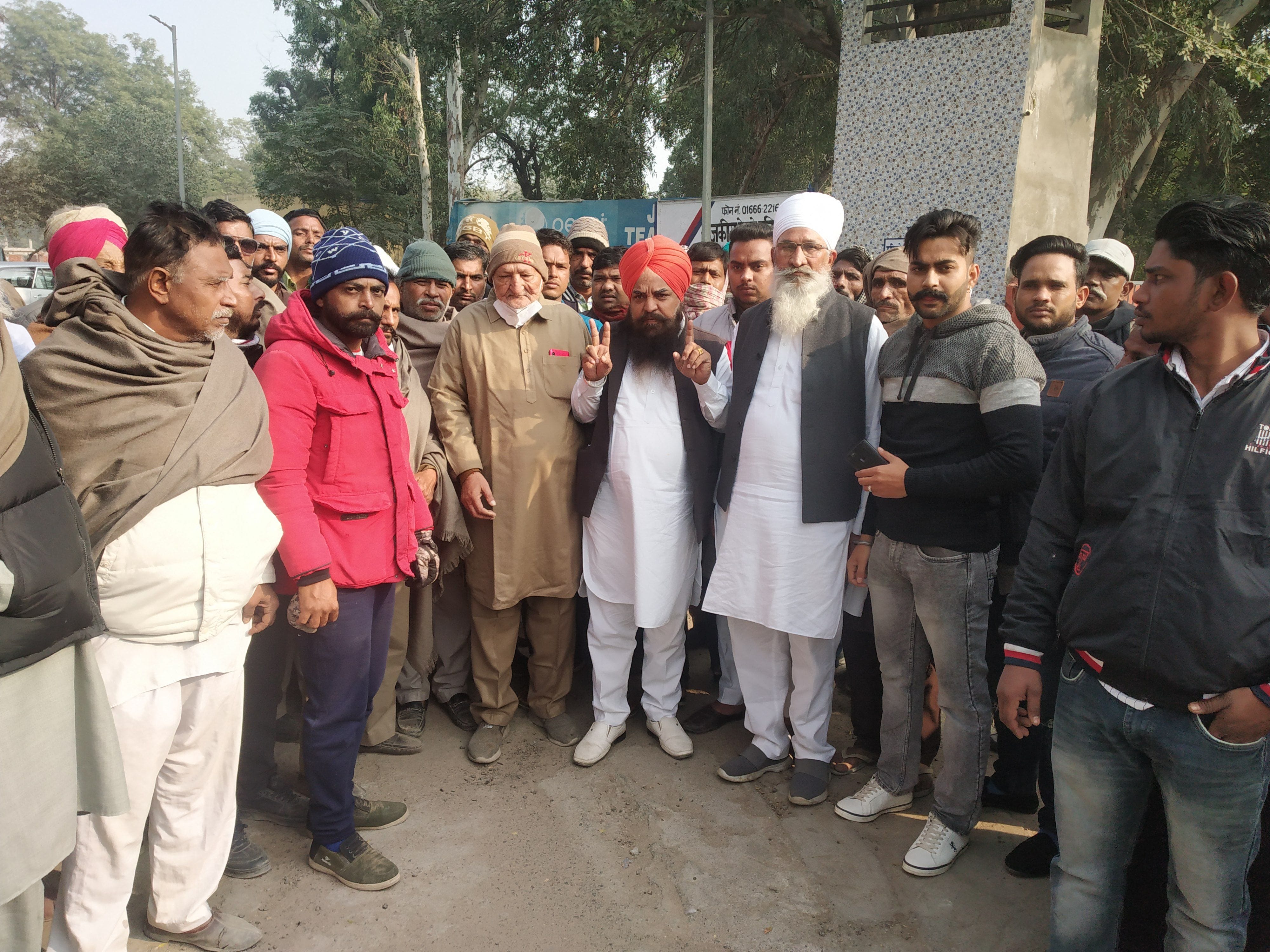 मजदूरों से मारपीट किए जाने का विरोध करे मजदूर व ट्रक यूनियन के सदस्य। मजदूरों से मारपीट किए जाने का विरोध करे मजदूर व ट्रक यूनियन के सदस्य।