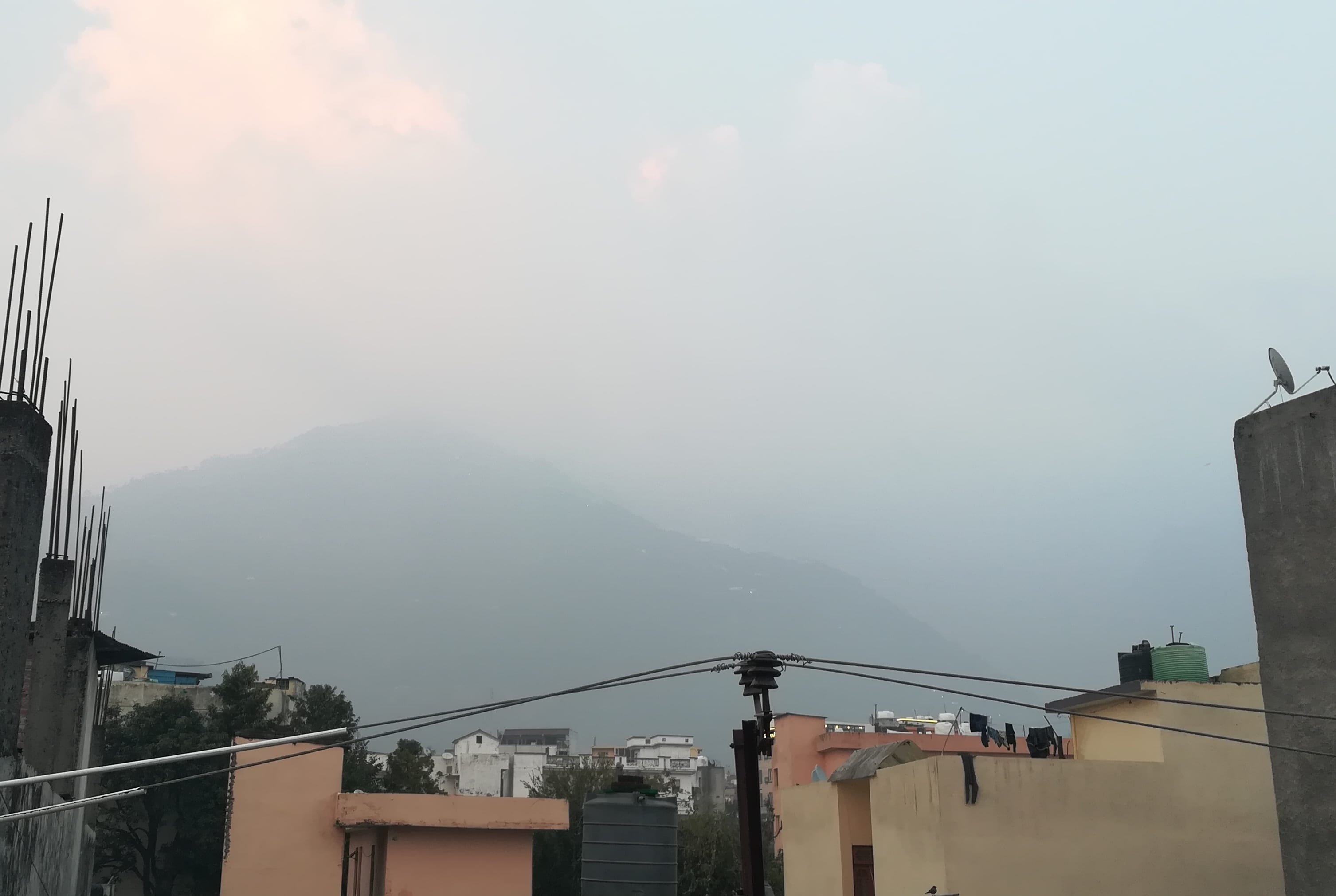 त्रिकुटा पर्वत व कसवा कोहरे की चादर में लिपटा हुआ व दर्शनों को आए हुए यात्री आलाव का सहारा लेते हु? त्रिकुटा पर्वत व कसवा कोहरे की चादर में लिपटा हुआ व दर्शनों को आए हुए यात्री आलाव का सहारा लेते हु?
