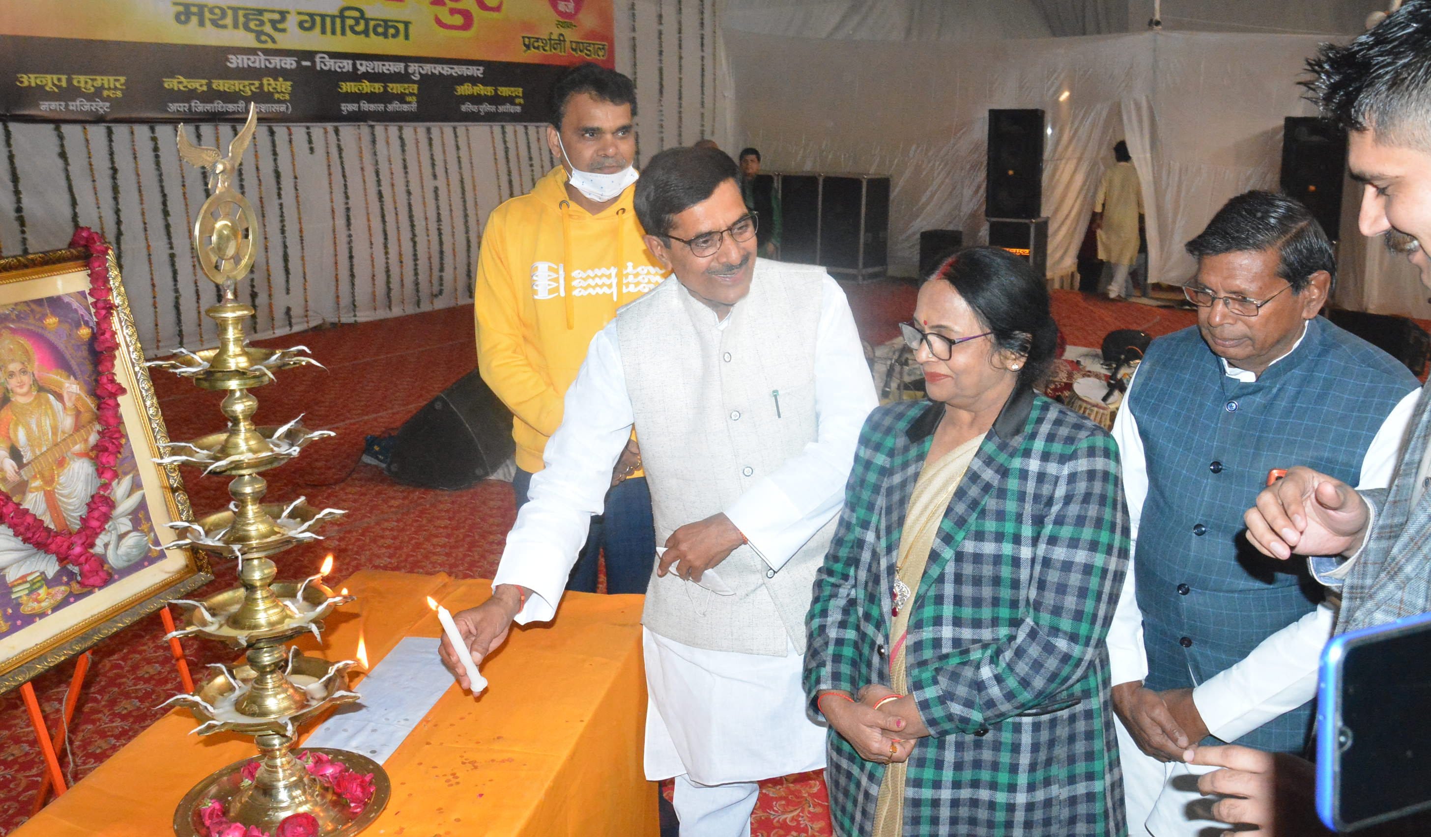 मुजफ्फरनगर के जिला औद्योगिक प्रदर्शनी में आयोजित संगीत संध्या का शुभारंभ करते जिला पंचायत अध्य? मुजफ्फरनगर के जिला औद्योगिक प्रदर्शनी में आयोजित संगीत संध्या का शुभारंभ करते जिला पंचायत अध्य?