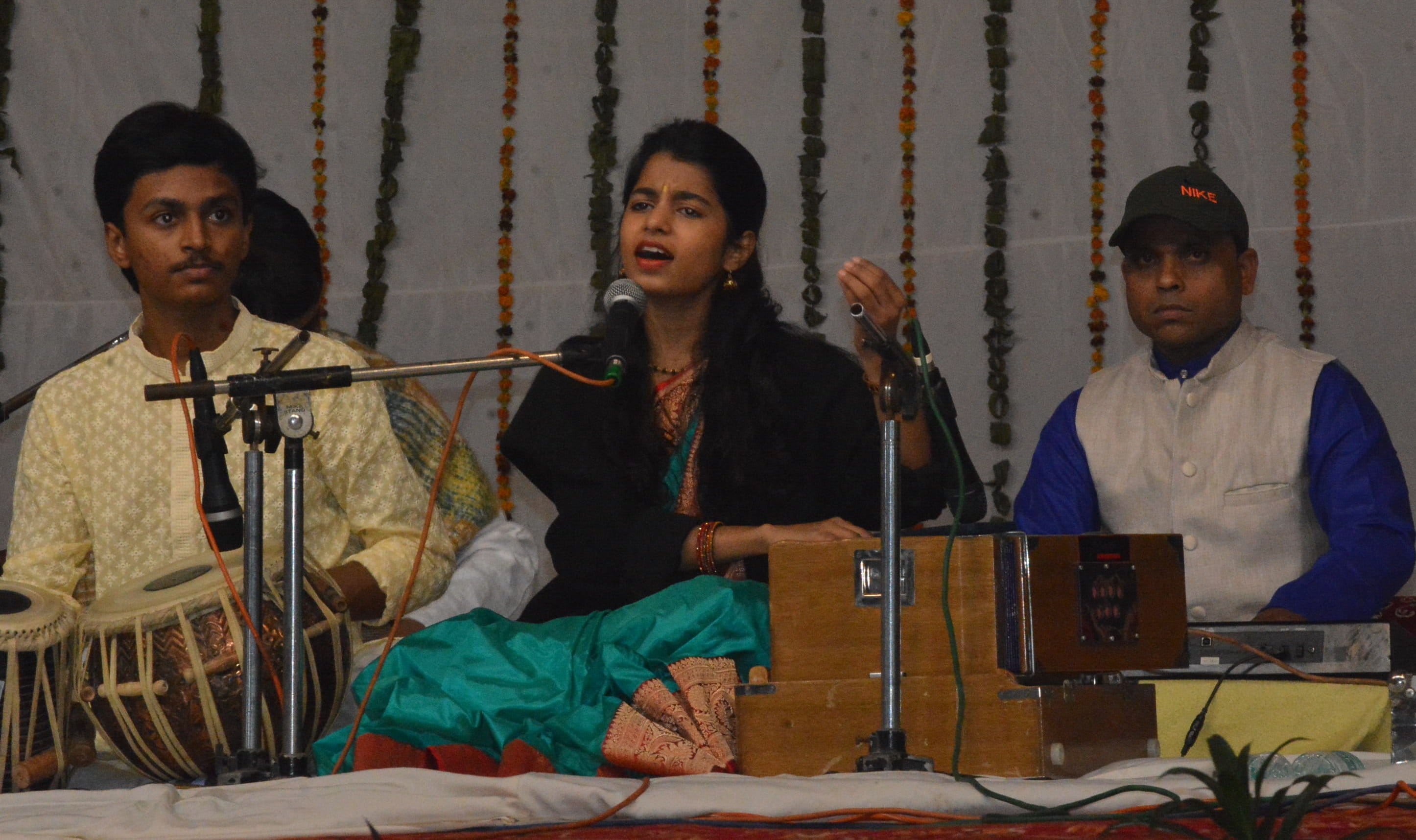 मुजफ्फरनगर के जिला औद्योगिक प्रदर्शनी में आयोजित संगीत संध्या में गीत प्रस्तुत करती मैथिली ठाक? मुजफ्फरनगर के जिला औद्योगिक प्रदर्शनी में आयोजित संगीत संध्या में गीत प्रस्तुत करती मैथिली ठाक?