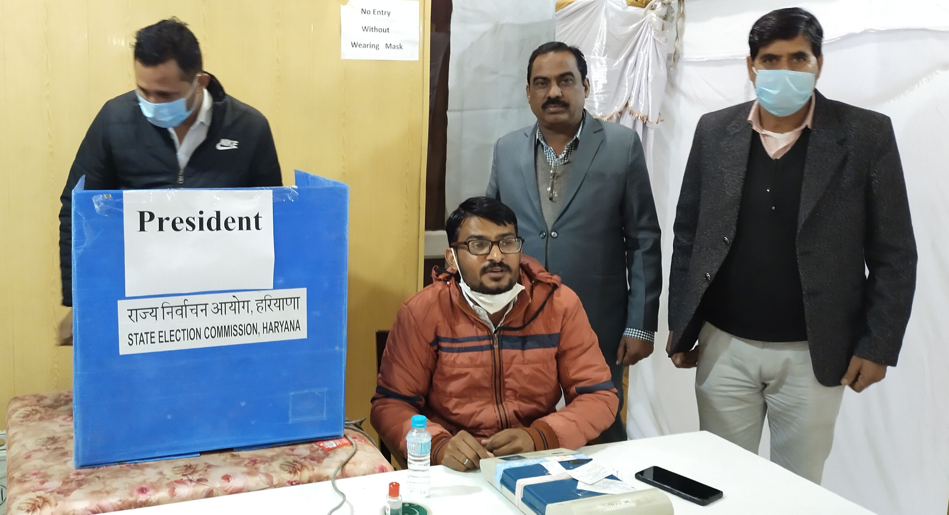 जिला बार के चुनाव के दौरान मतदान करते सदस्य।