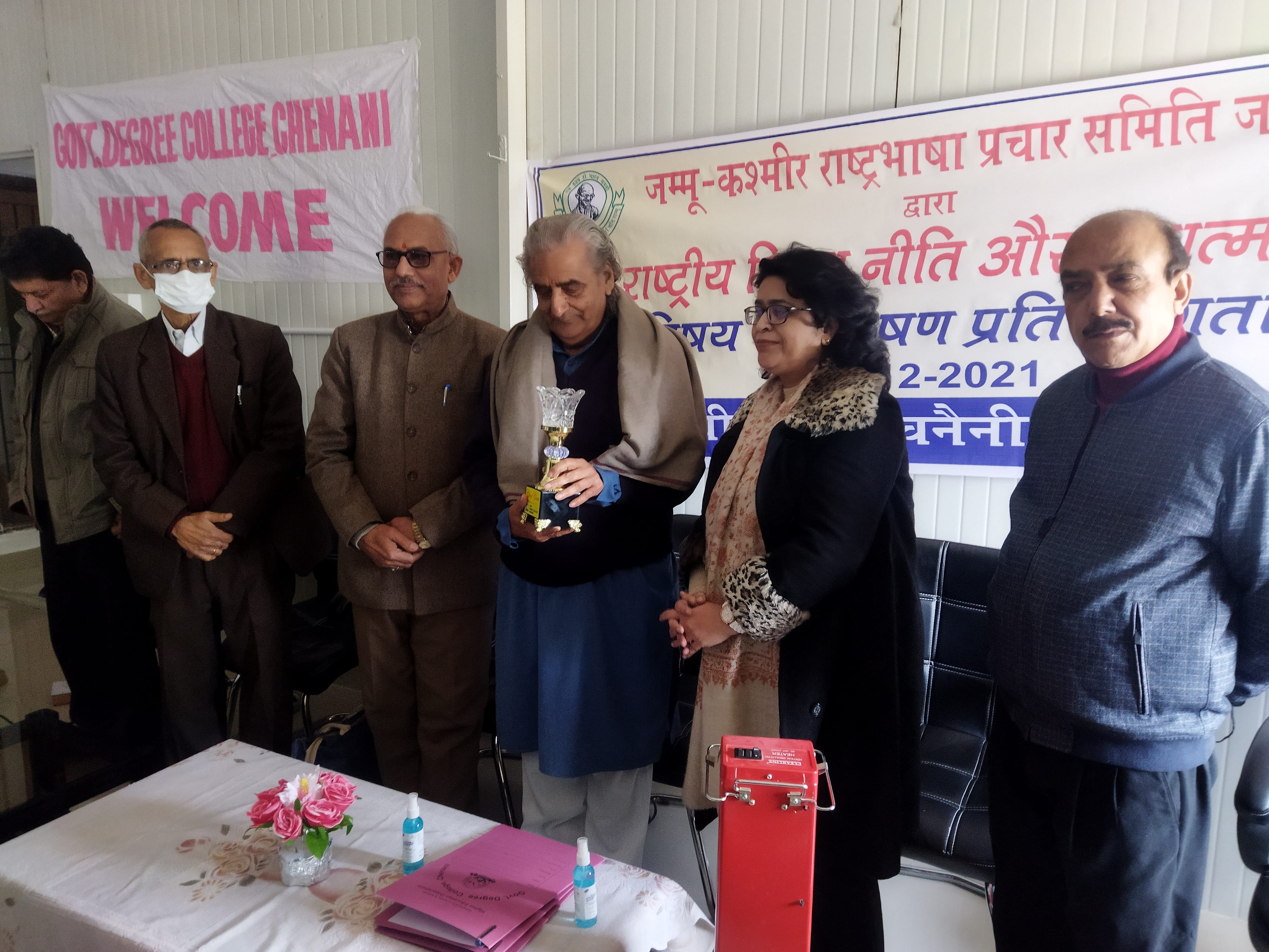 चिनैनी डिग्री कालेज में पदमश्री शिवदत्त र्निमोही को सम्मानित करते हुए:- संवाद