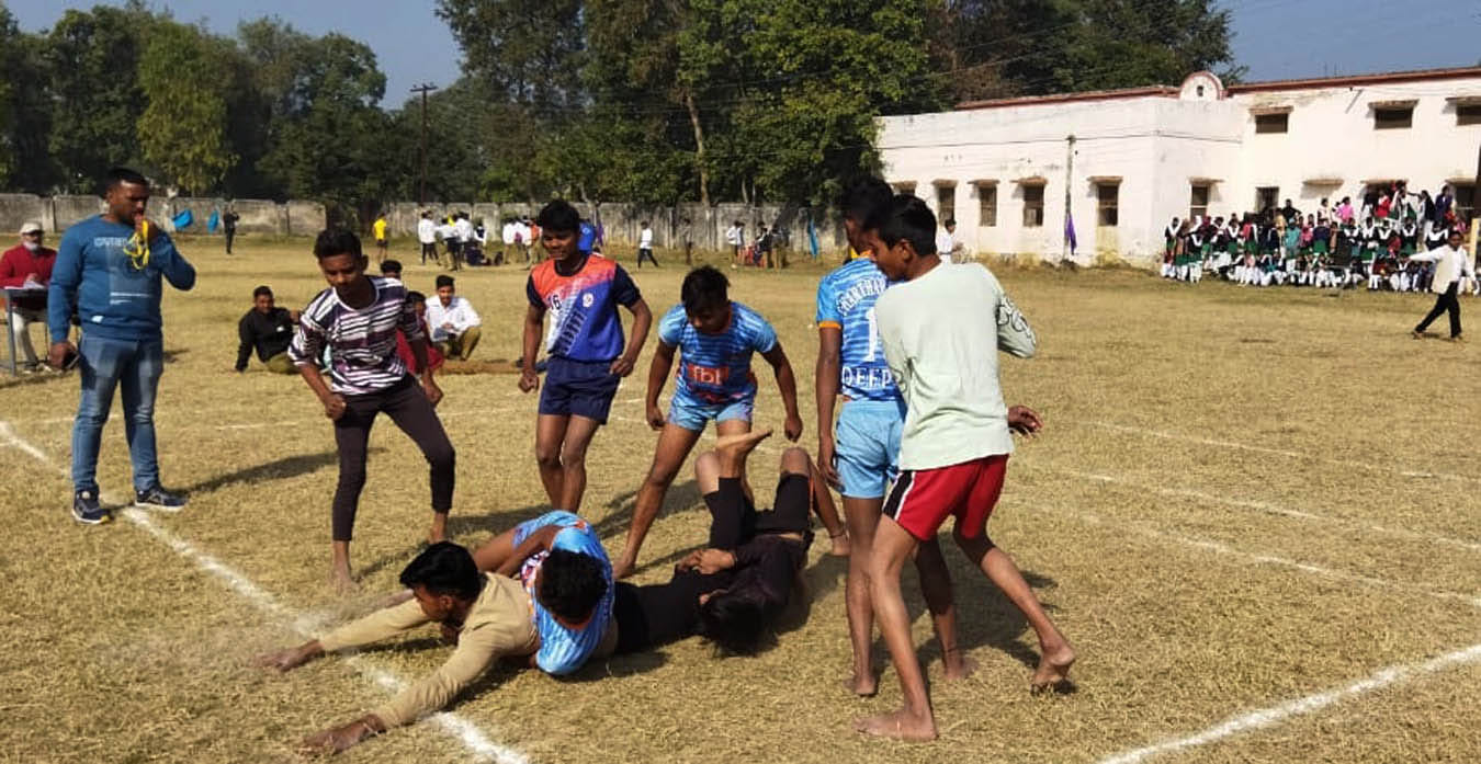 चरथावल गांधी इंटर कॉलेज में कबड्डी टूर्नामेंट में दमखम दिखाते खिलाड़ी चरथावल गांधी इंटर कॉलेज में कबड्डी टूर्नामेंट में दमखम दिखाते खिलाड़ी