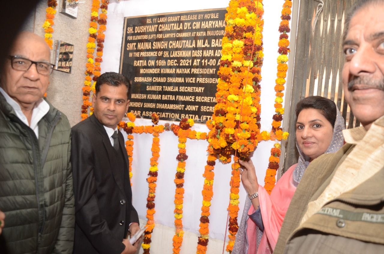 रतिया न्यायिक परिसर में लिफ्ट का शुभारंभ करते विधायक नैना चौटाला, डॉ. अजय सिंह चौटाला।