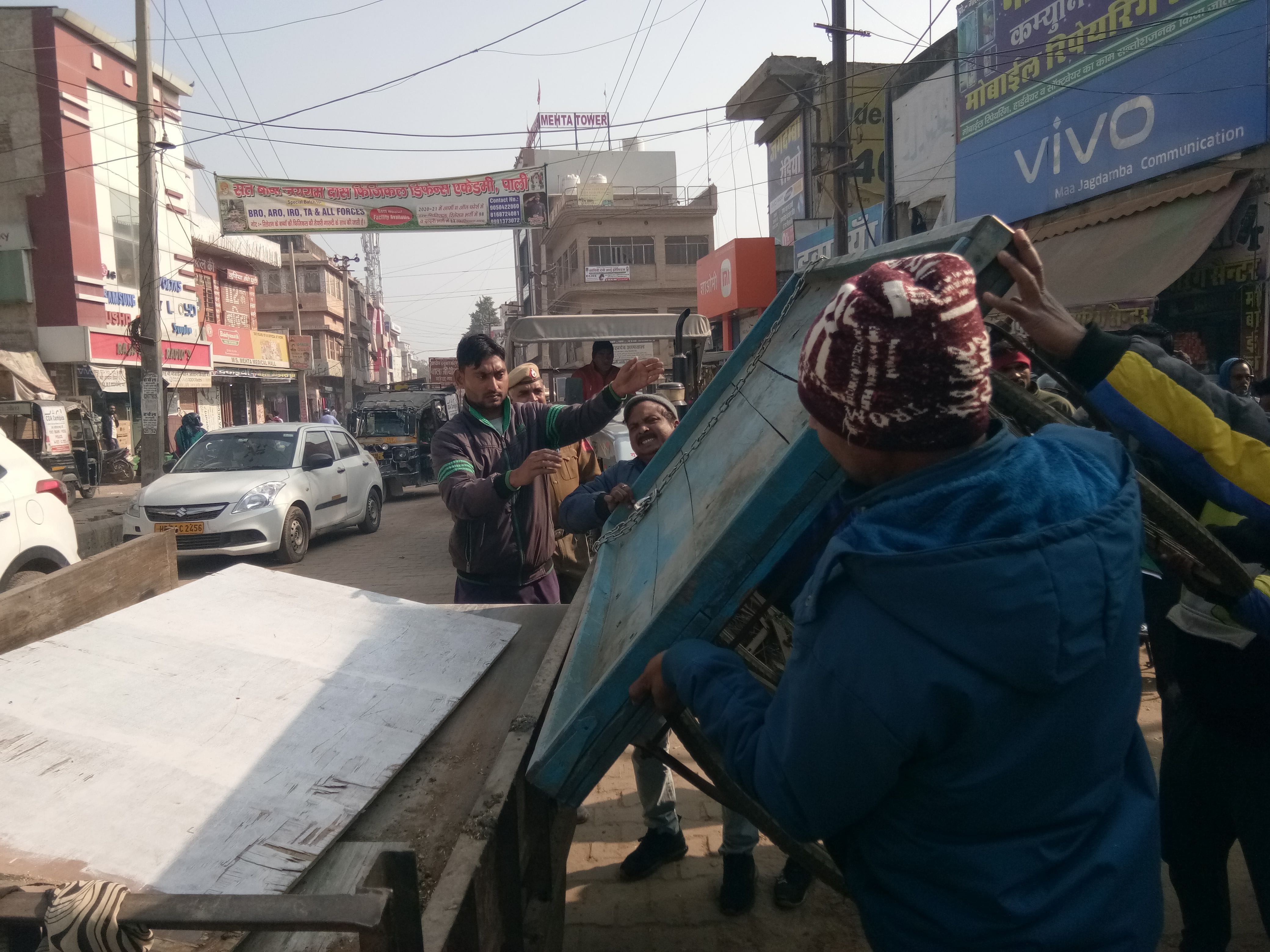  रेहड़ी को ट्रॉली में डालते हुए नपा कर्मचारी। संवाद