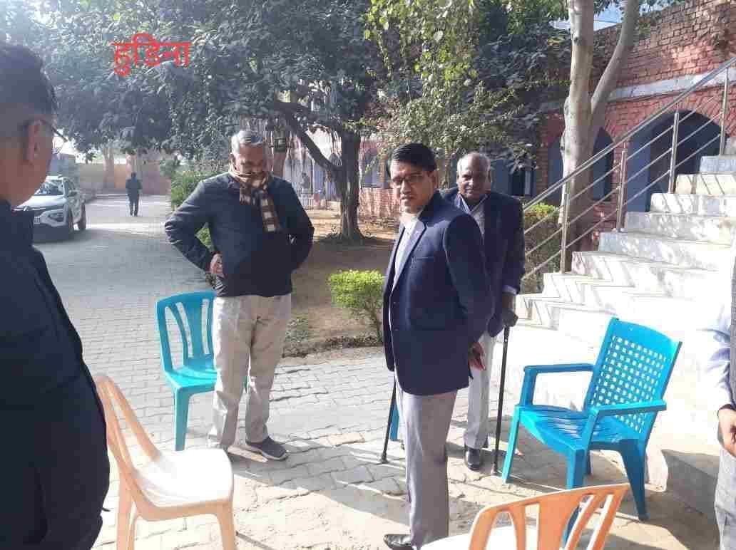  लहरोदा स्कूल का औचक निरीक्षण करते एसडीएम । संवाद