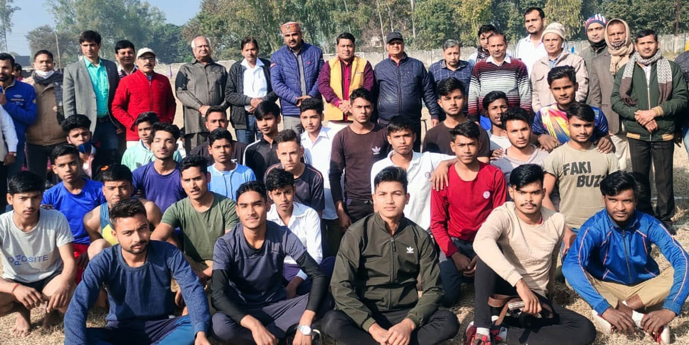 चरथावल खेलकूद प्रतियोगिता में हिस्सा लेतें छात्र चरथावल खेलकूद प्रतियोगिता में हिस्सा लेतें छात्र