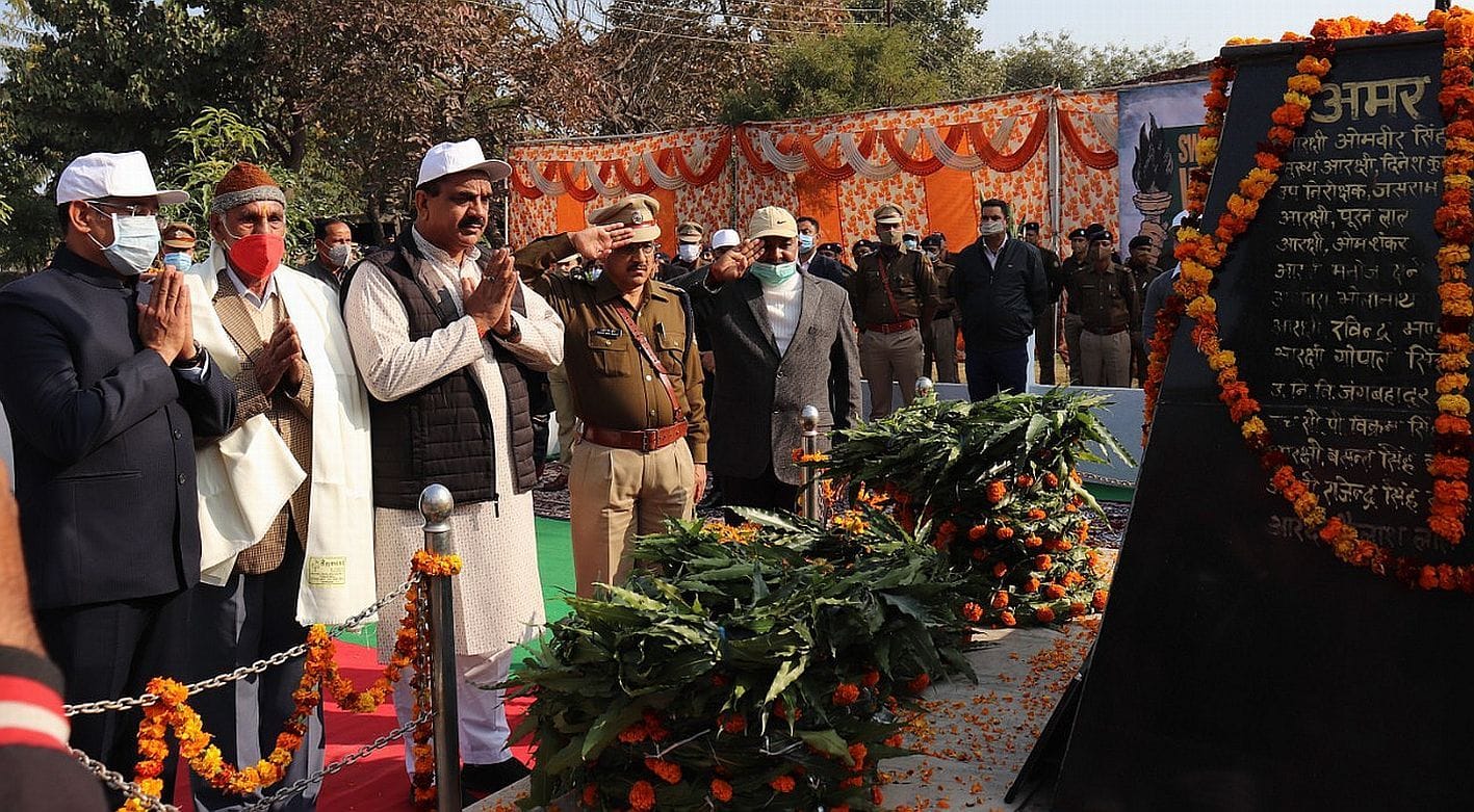 रुद्रपुर पुलिस लाइन में शहीदों को श्रद्धांजलि देते विधायक, डीएम व एसएसपी। रुद्रपुर पुलिस लाइन में शहीदों को श्रद्धांजलि देते विधायक, डीएम व एसएसपी।