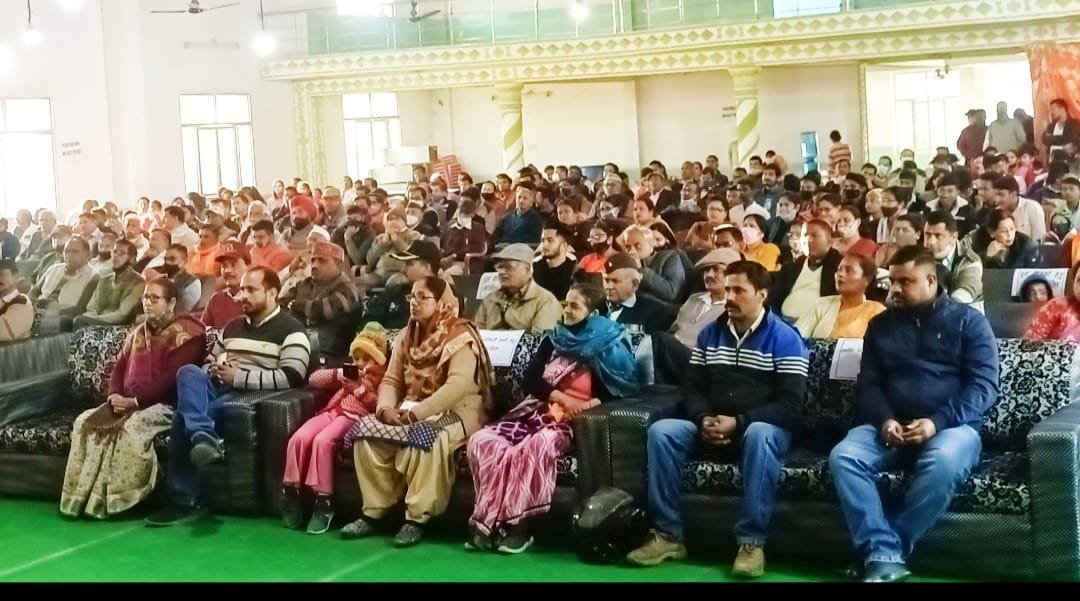काशीपुर में सम्मान समारोह में मौजूद लोग।