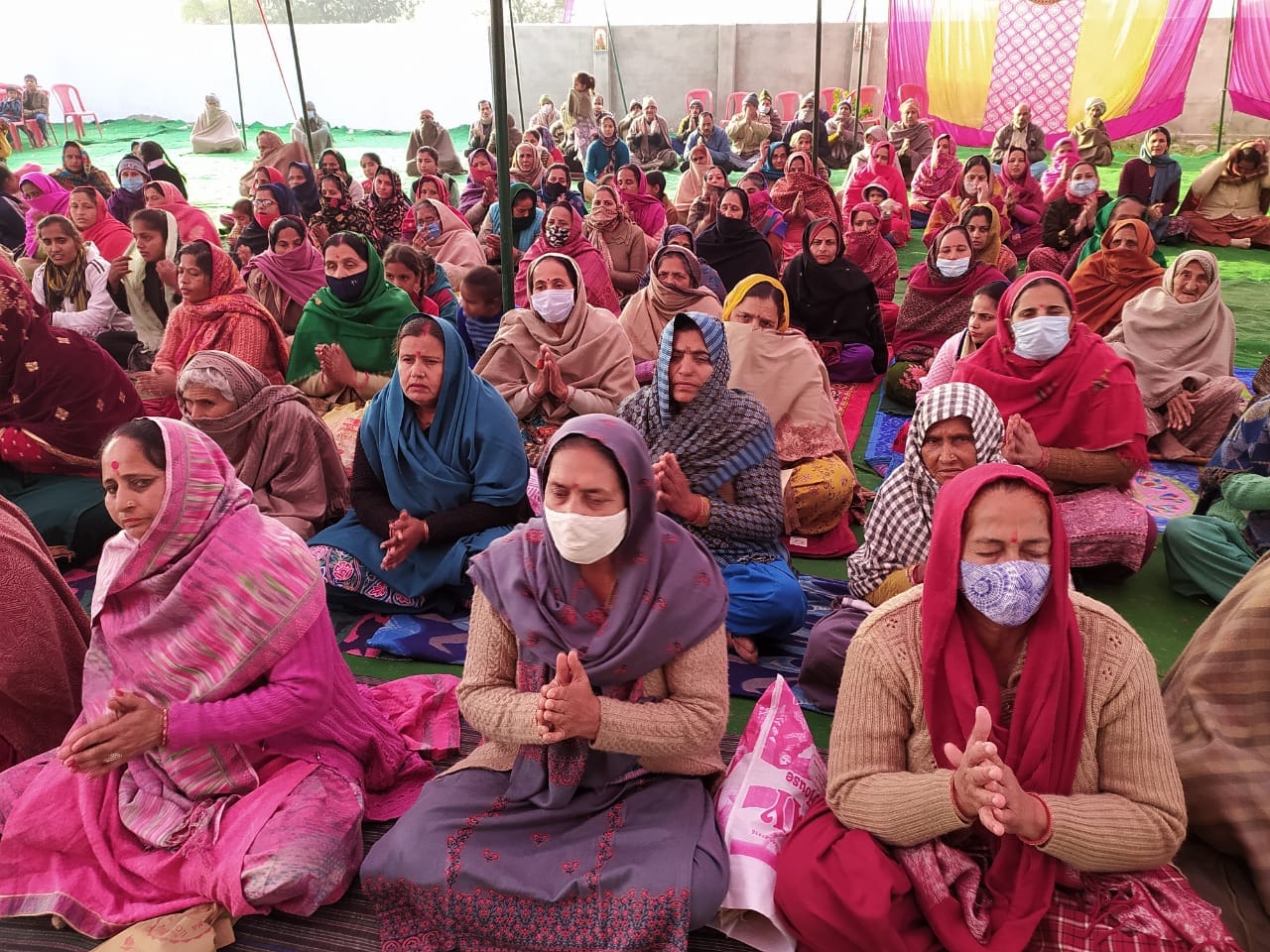 प्रवचन का श्रवण करते श्रद्धालु। संवाद प्रवचन का श्रवण करते श्रद्धालु। संवाद