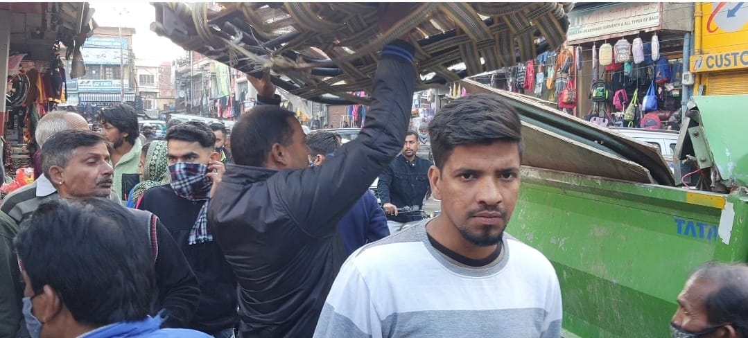 उधमपुर में अवैध रेहडी फडियों का सामान जब्त करती नगर परिषद की टीम