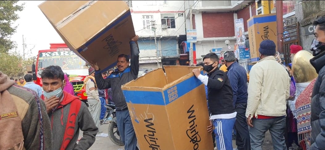 उधमपुर में अवैध रेहडी फडियों का सामान जब्त करती नगर परिषद की टीम