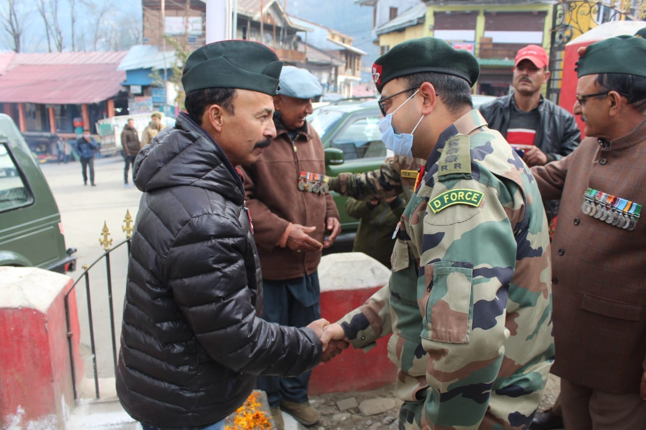 भद्रवाह में स्वर्णिम विजय दिवस पर उपस्थित सैन्य अधिकारी व लोग