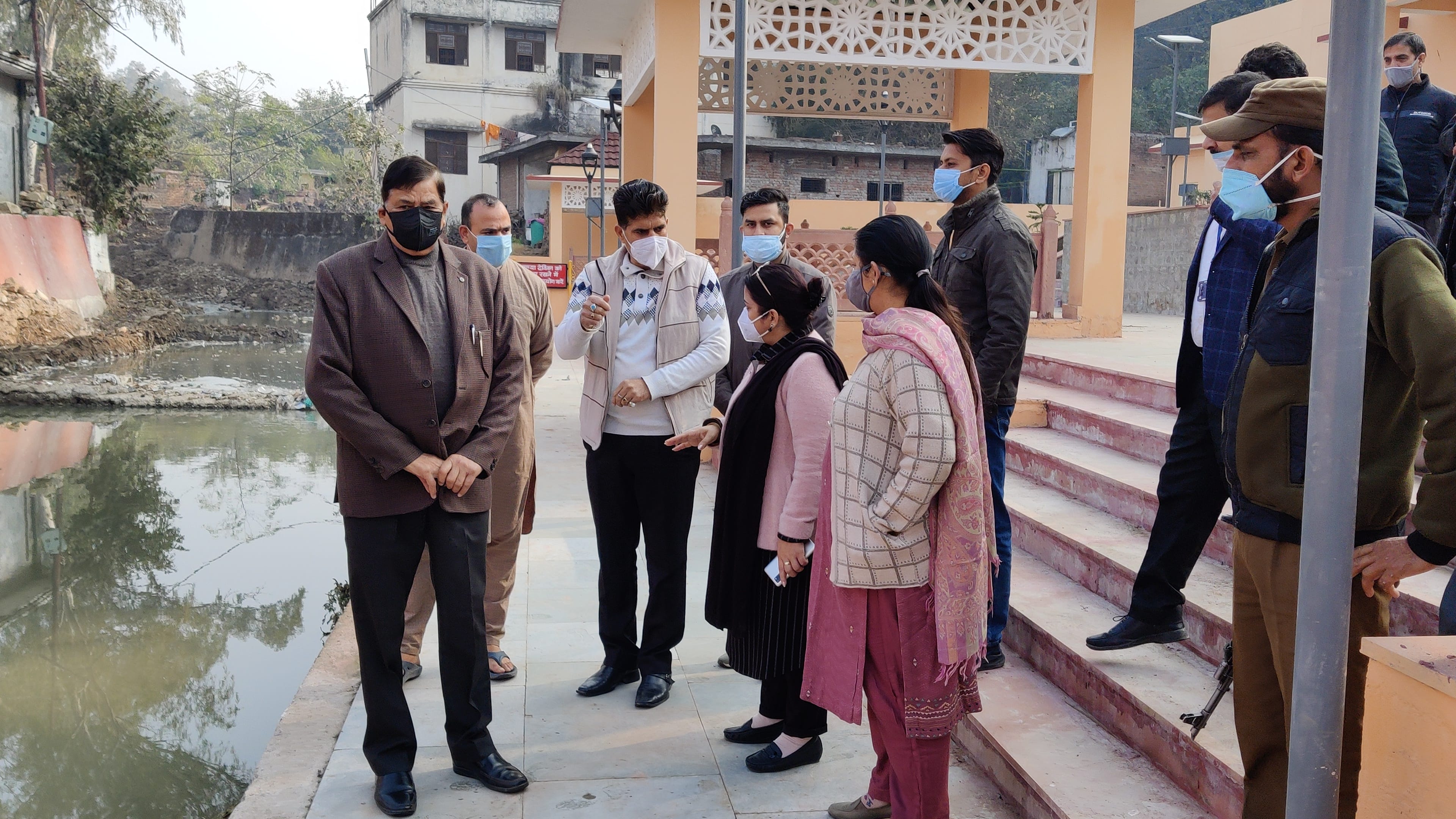 उधमपुर के देविका तट पर देविका आरती की योजना को लेकर दौरा करते प्रशासनिक अधिकारी