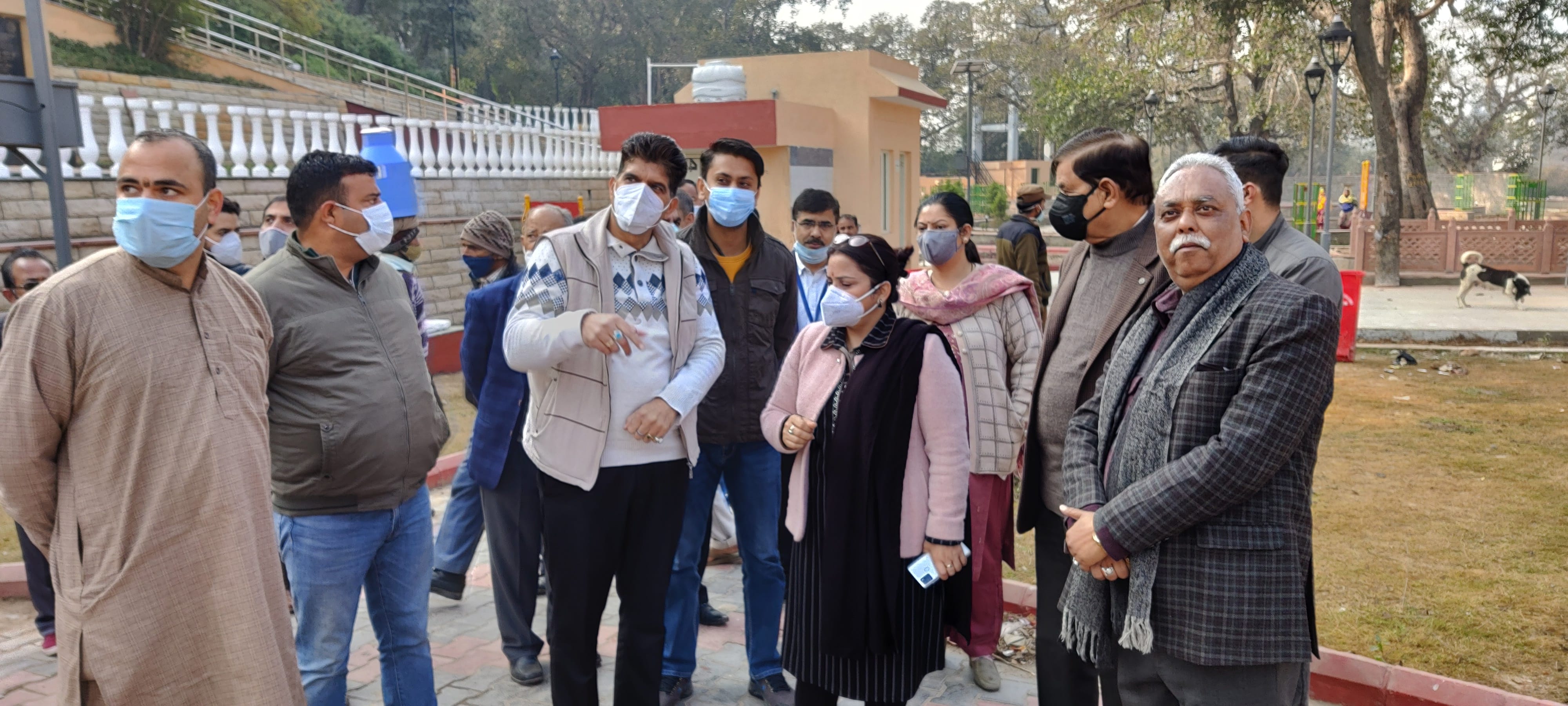 उधमपुर के देविका तट पर देविका आरती की योजना को लेकर दौरा करते प्रशासनिक अधिकारी