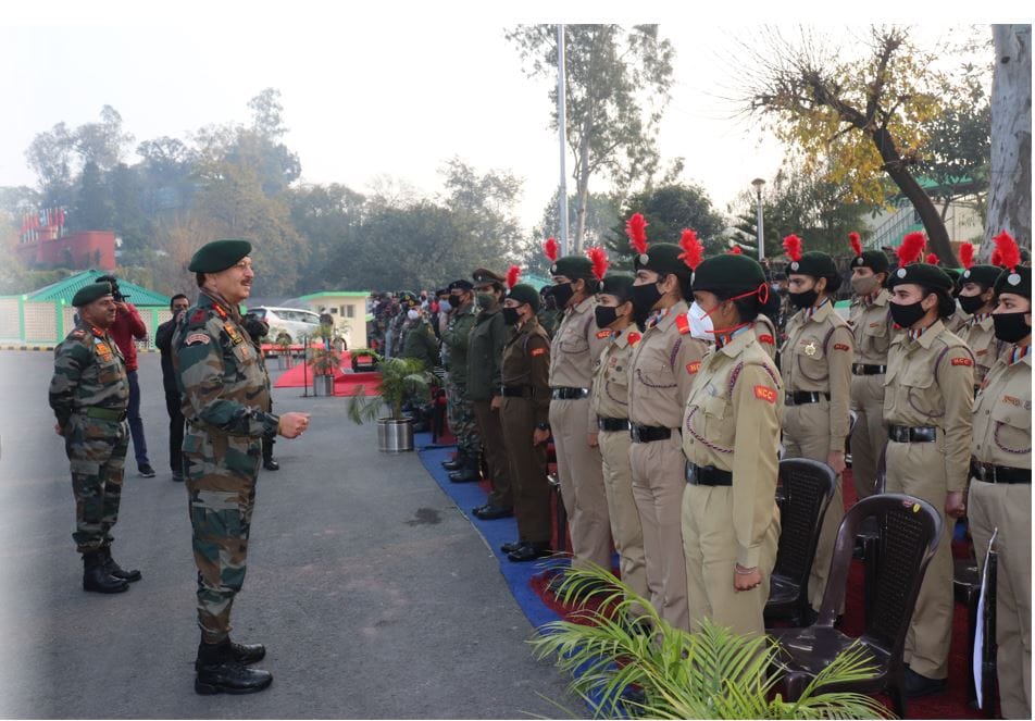 उधमपुर में स्वर्णिम विजय वर्ष समारोह में प्रतिभागियों से बातचीत करते जीओसी इन सी ले. जनरल वाईके ज उधमपुर में स्वर्णिम विजय वर्ष समारोह में प्रतिभागियों से बातचीत करते जीओसी इन सी ले. जनरल वाईके ज