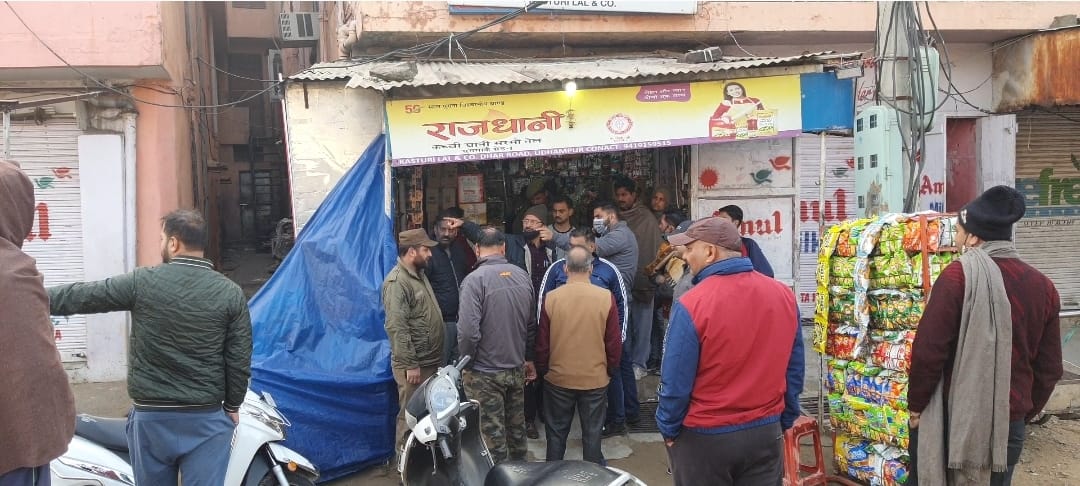 उधमपुर के धार रोड पर हुई चोरी की वारदात की जानकारी हासिल करते पुलिस अधिकारी व मौजूद लोग