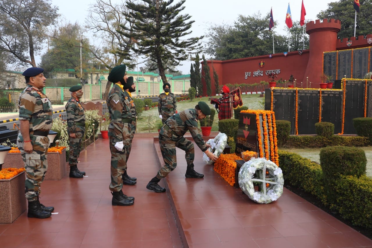 उधमपुर में स्वर्णिम विजय वर्ष समारोह में श्रद्धांजलि अर्पित करते जीओसी इन सी ले. जनरल वाईके जोशी उधमपुर में स्वर्णिम विजय वर्ष समारोह में श्रद्धांजलि अर्पित करते जीओसी इन सी ले. जनरल वाईके जोशी