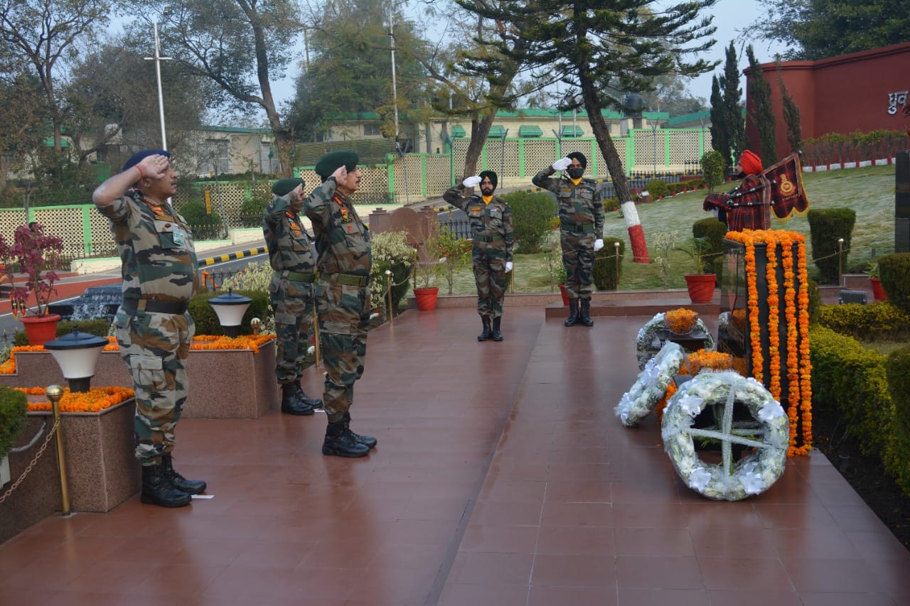 उधमपुर में स्वर्णिम विजय वर्ष समारोह में श्रद्धांजलि अर्पित करते जीओसी इन सी ले. जनरल वाईके जोशी उधमपुर में स्वर्णिम विजय वर्ष समारोह में श्रद्धांजलि अर्पित करते जीओसी इन सी ले. जनरल वाईके जोशी