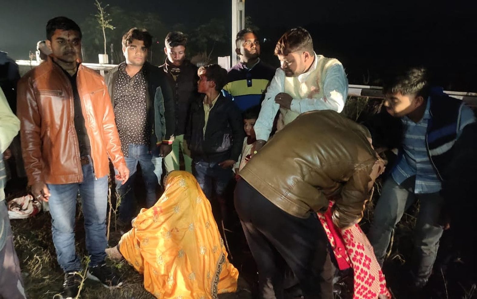 उबरीखेड़ा में सड़क किनारे बैठे घायल। संवाद