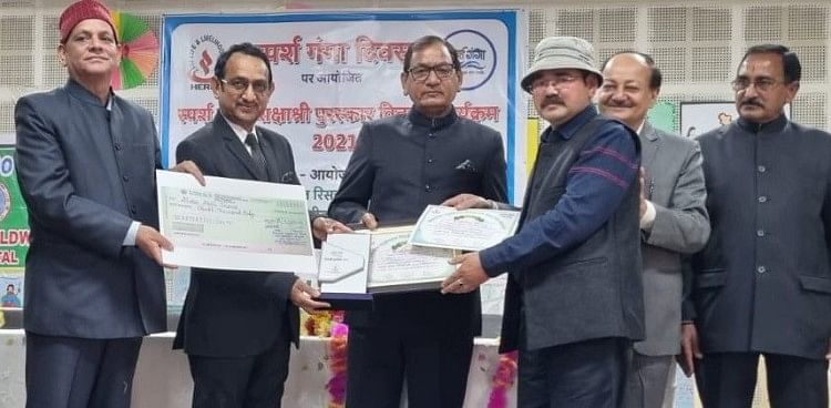 Guru Dhan Singh Gharia Dihormati Dengan Penghargaan Sparsh Ganga Shikshashree
