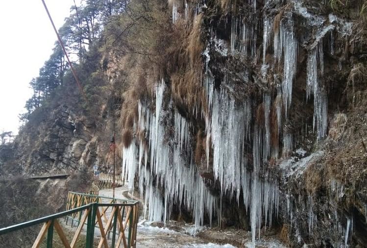 uttarakhand weather update today news: Chilling cold, fog in field areas, water bodies frozen, people drinking water after melting ice, photos