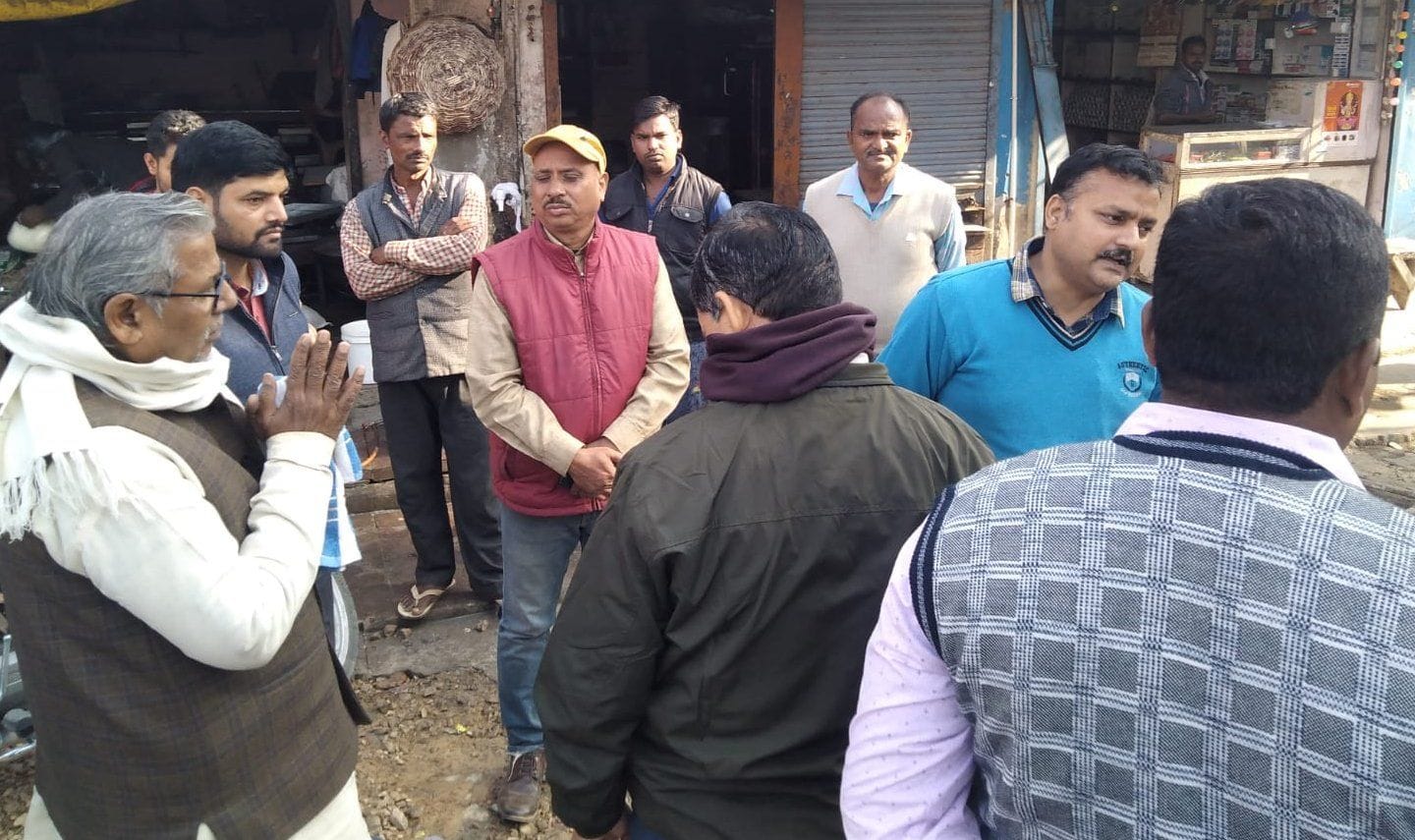 अंबेडकर चौराहे के समीप पालिका द्वारा अतिक्रमण हटाये जाने के दौरान ईओ से निर्माण न तोड़ने के लिए व