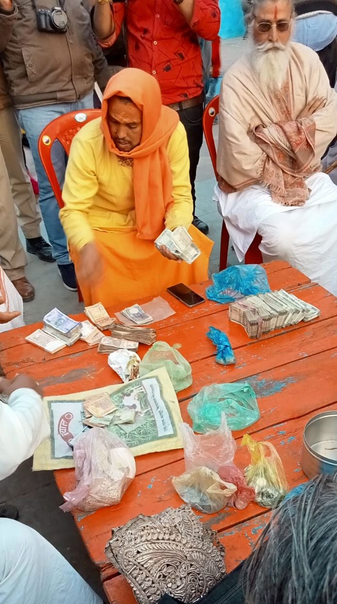 चित्रकूट में दिवंगत निर्वाणी बड़ा अखाड़ा के महंत के कमरे में मिले रुपये गिनते दूसरे मंदिरों के म?