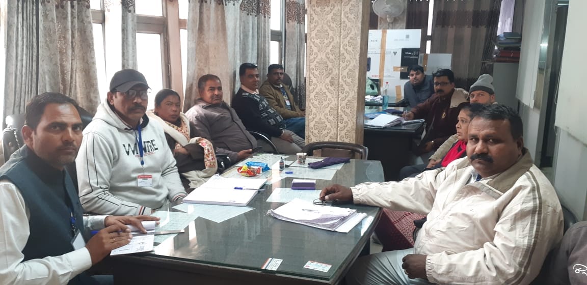 कर्मचारी यूनियन चुनाव के दौरान बैठे चुनाव पर्यवेक्षक व अन्य।