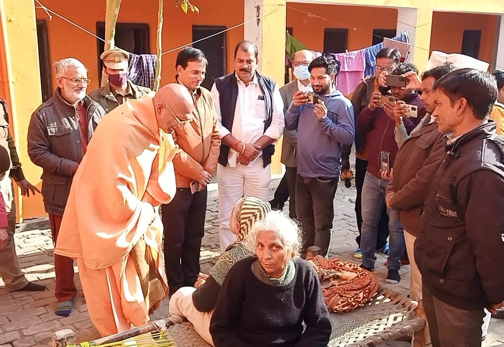 बिजनौर में विदुर कुटी में वृद्ध आश्रम में वृद्ध महिलाओं से हालचाल पूछते महामंडलेश्वर स्वामी अवध बिजनौर में विदुर कुटी में वृद्ध आश्रम में वृद्ध महिलाओं से हालचाल पूछते महामंडलेश्वर स्वामी अवध