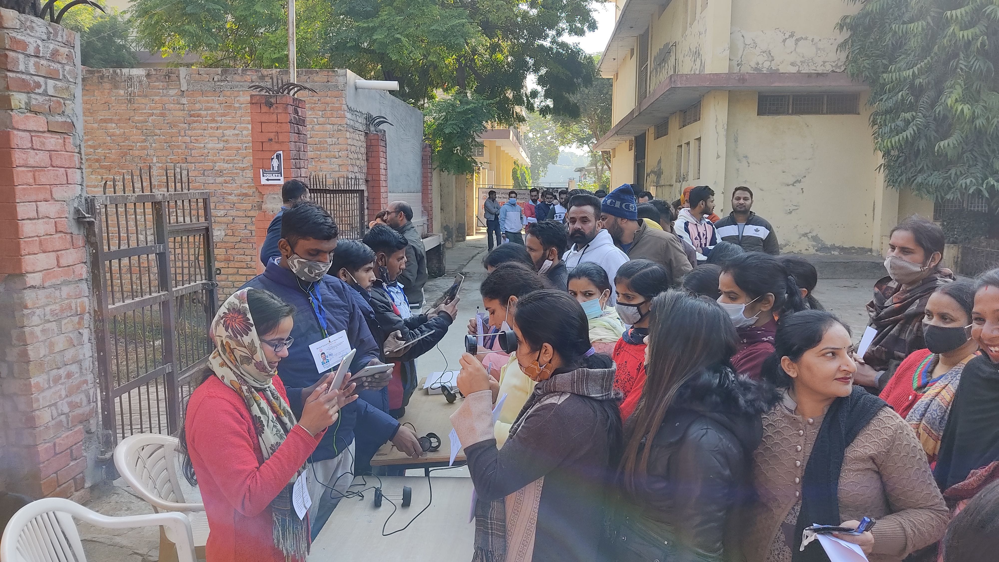 फतेहाबाद में परीक्षा केंद्र में परीक्षार्थियों की आंख की स्कैनिंग करते कर्मचारी। फतेहाबाद में परीक्षा केंद्र में परीक्षार्थियों की आंख की स्कैनिंग करते कर्मचारी।