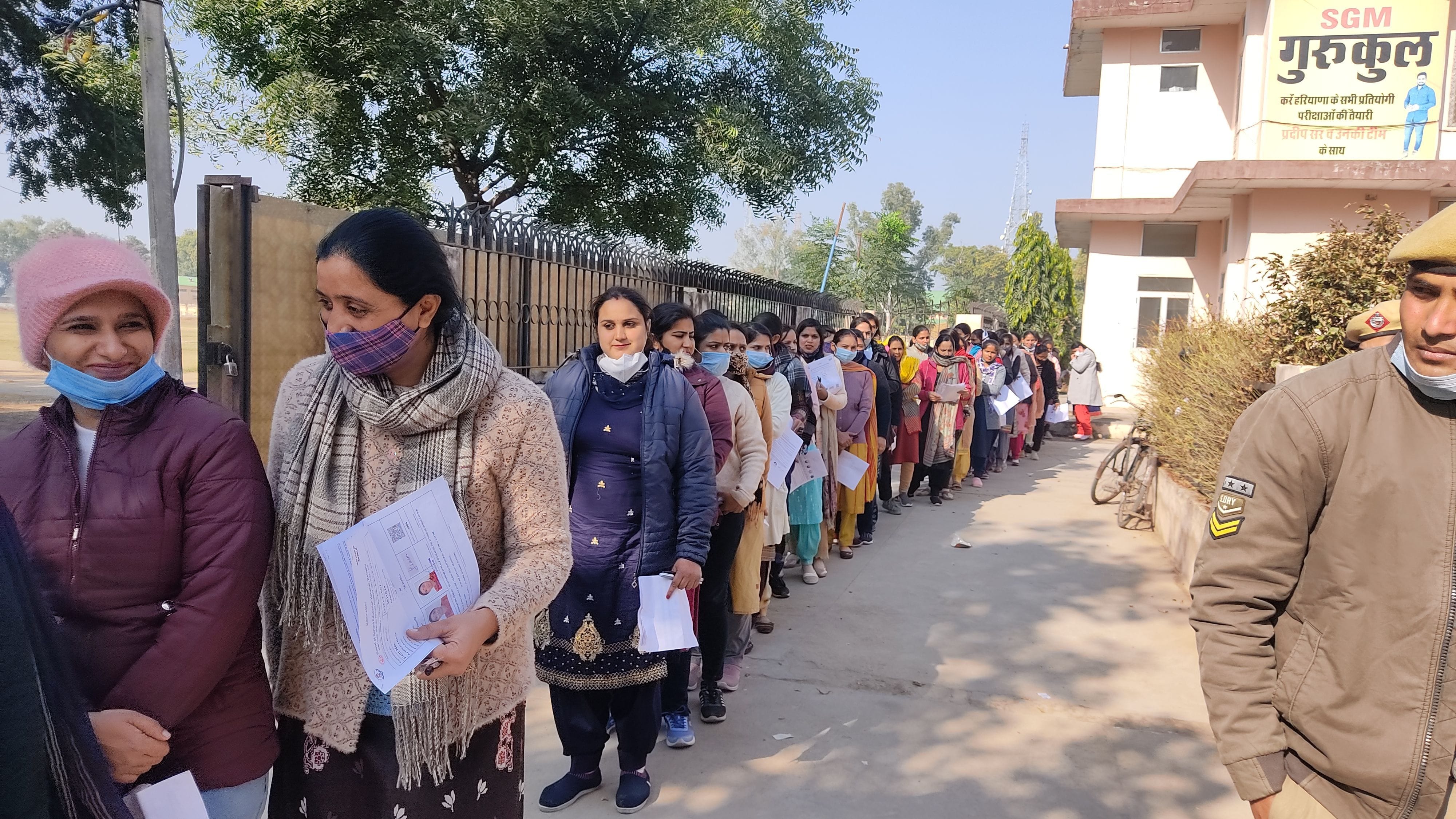 फतेहाबाद में परीक्षा केंद्र के बाहर लगी महिला परीक्षार्थियों की लाइन। फतेहाबाद में परीक्षा केंद्र के बाहर लगी महिला परीक्षार्थियों की लाइन।