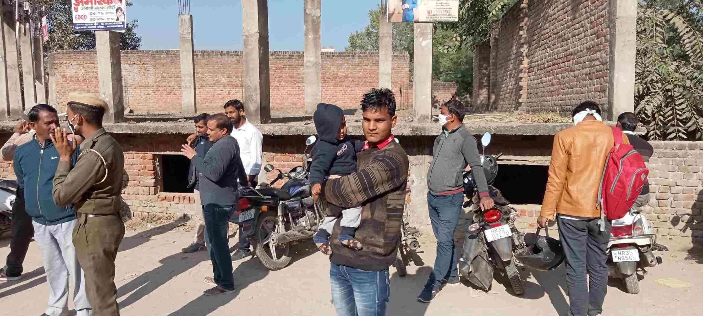 परीक्षा केंद्र के बाहर बच्चें को लेकर खड़ा व्यक्ति । संवाद परीक्षा केंद्र के बाहर बच्चें को लेकर खड़ा व्यक्ति । संवाद