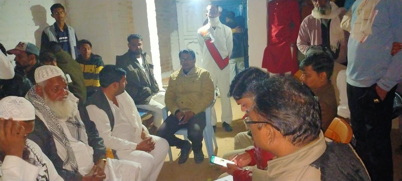 मृतक के परिजनों के साथ बैठे एसडीएम अवधेश निगम मृतक के परिजनों के साथ बैठे एसडीएम अवधेश निगम