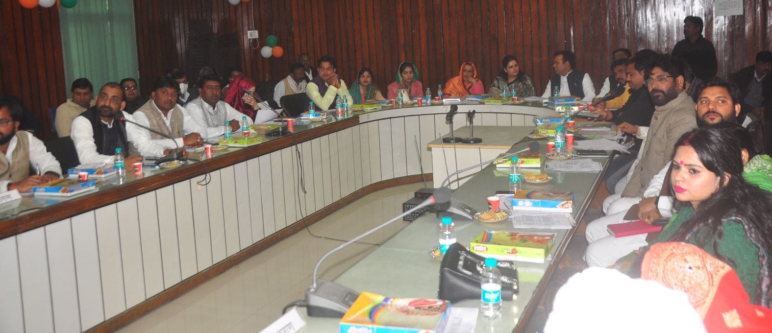 फतेहगढ़ स्थित विकास भवन सभागार में बैठक में मौजूद जिला पंचायत सदस्य। संवाद