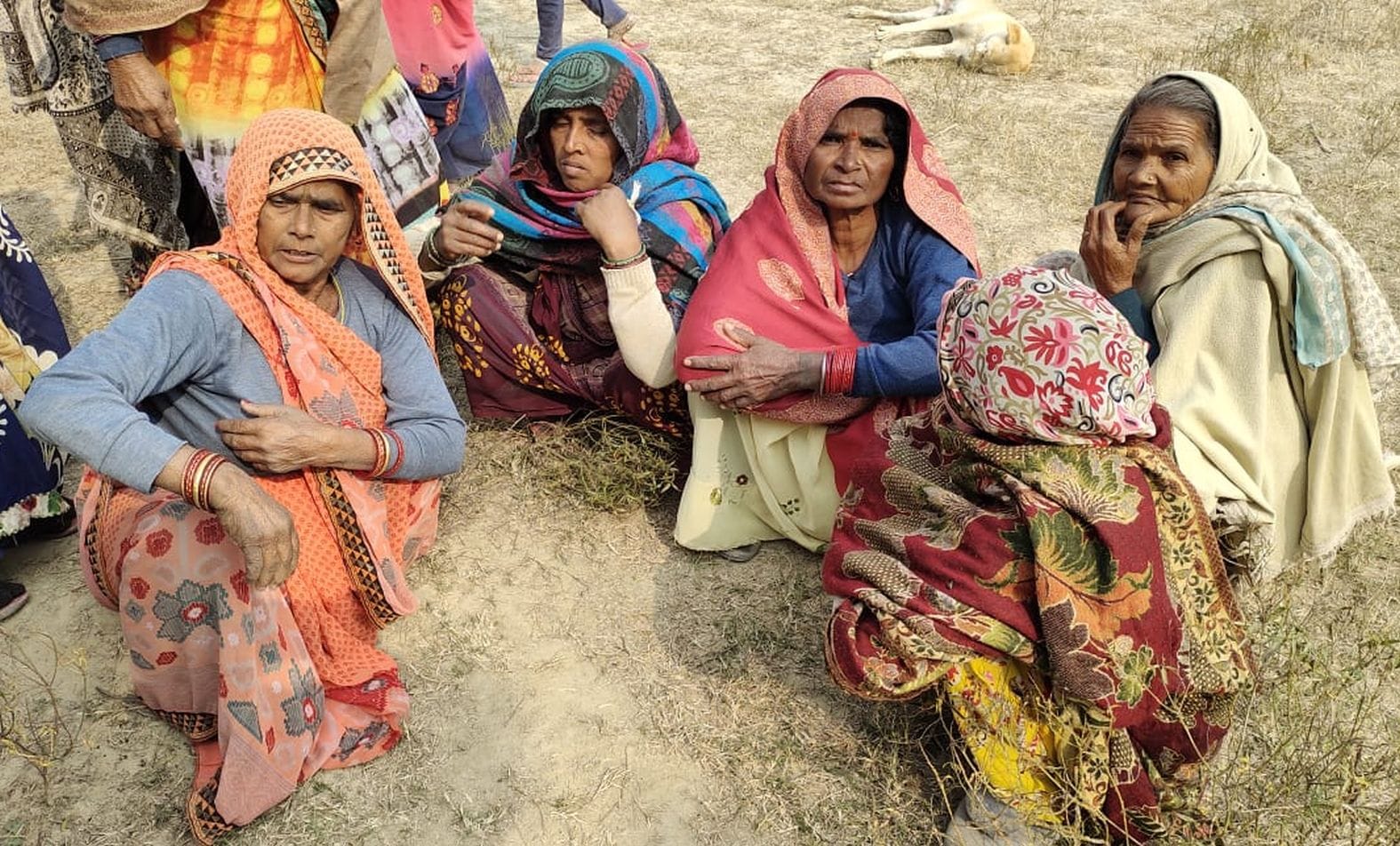 गांव गिररामपुर में गमगीन बैठे सुमित उर्फ सोनू के परिजन। संवाद गांव गिररामपुर में गमगीन बैठे सुमित उर्फ सोनू के परिजन। संवाद